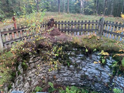 5 meter i diameter och 3.5 meter djup.