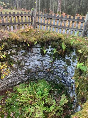 Stensatt runt om och plan botten.